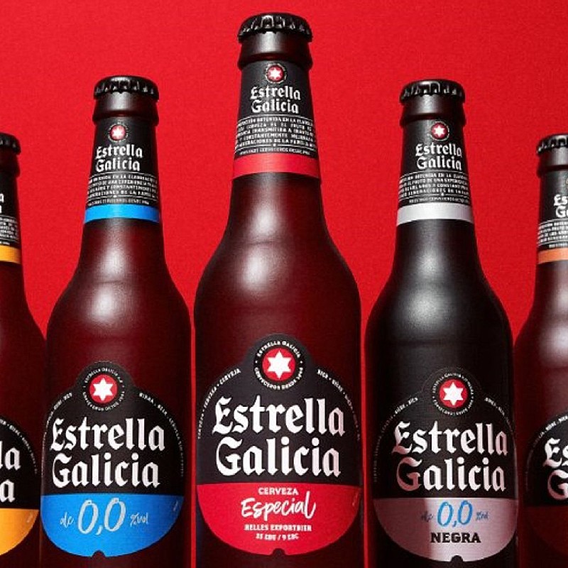 bodegón de varias botellas de cervezas Estrella Galicia